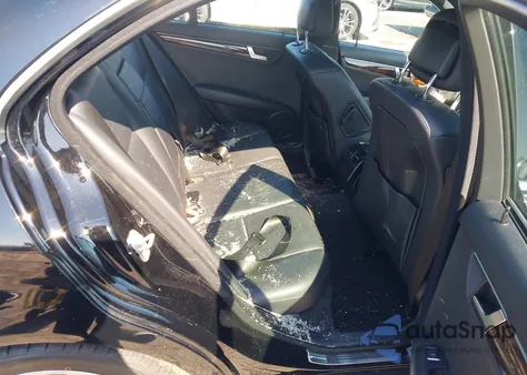 2013 Mercedes-Benz C 300 Sport 4Matic z USA, uszkodzony, nr VIN WDDGF8AB1DA797280